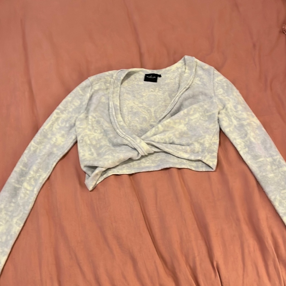 urban outfitters size small twisty long sleeve sweater